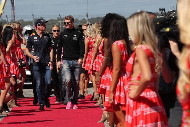 22.10.2017 - Max Verstappen (NED) Red Bull Racing RB13 and Nico Hulkenberg (GER) Renault F1 Team RS17 United States Grand Prix, Austin 19 - 22 October 2017 22.10.2017 - Max Verstappen (NED) Red Bull Racing RB13 and Nico Hulkenberg (GER) Renault Sport F1 Team RS17 