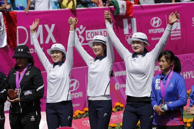 Bogenschießen, WM in Mexiko South Korea s team members Kang Chae Young, Chang Hye Jin and Choi Misun celebrate the gold medal at the World Archery Championships 2017 women s recurve bow outdoor event in Mexico City, Mexico, 22 October 2017. World Archery Champioships 2017 in Mexico City !ACHTUNG: NUR REDAKTIONELLE NUTZUNG!  Copyright: xJoséxMéndezx CMX023 20171022-636443052008403268