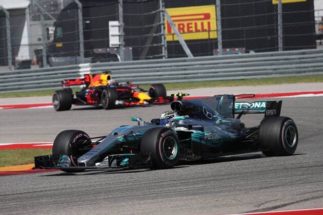 22.10.2017 - Race, Valtteri Bottas (FIN) Mercedes AMG F1 W08 leads Daniel Ricciardo (AUS) Red Bull Racing RB13 United States Grand Prix, Austin 19 - 22 October 2017 22.10.2017 - Race, Valtteri Bottas (FIN) Mercedes AMG F1 W08 leads Daniel Ricciardo (AUS) Red Bull Racing RB13 