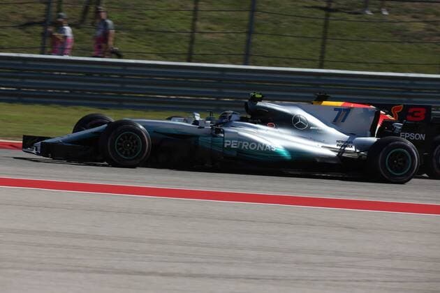22.10.2017 - Race, Valtteri Bottas (FIN) Mercedes AMG F1 W08 and Daniel Ricciardo (AUS) Red Bull Racing RB13 United States Grand Prix, Austin 19 - 22 October 2017 22.10.2017 - Race, Valtteri Bottas (FIN) Mercedes AMG F1 W08 and Daniel Ricciardo (AUS) Red Bull Racing RB13 