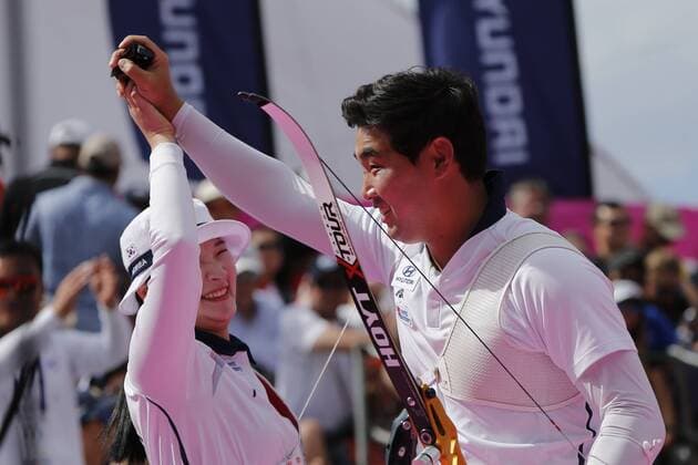 Bogenschießen, WM in Mexiko South Korea s duo Kang Chae Young and Im Dong Hyun win the gold medal against Armenia during the World Archery Championships 2017mixed recurve bow outdoor event in Mexico City, Mexico, 22 October 2017. World Archery Champioships 2017 in Mexico City !ACHTUNG: NUR REDAKTIONELLE NUTZUNG!  Copyright: xJoséxMéndezx CMX034 20171023-636443176492773414