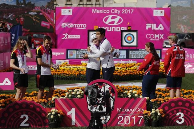 Bilder des Tages - SPORT Bogenschießen, WM in Mexiko (L-R) Germany s duo Lisa Unruh and Florian Kahllund, silver; South Korea s duo Kang Chae Young and Im Dong Hyun, gold, and UK s duo Naomi Folkard and Patrick Huston, bronze, pose during the awarding ceremony of the World Archery Championships 2017 mixed recurve bow outdoor event in Mexico City, Mexico, 22 October 2017. World Archery Champioships 2017 in Mexico City !ACHTUNG: NUR REDAKTIONELLE NUTZUNG!  Copyright: xJoséxMéndezx CMX057 20171023-636443215276871566