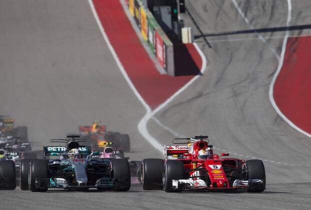 Motorsports: FIA Formula One World Championship WM Weltmeisterschaft 2017, Grand Prix of United States, Start, 44 Lewis Hamilton (GBR, Mercedes AMG Petronas F1 Team), 5 Sebastian Vettel (GER, Scuderia Ferrari), Austin United States of America