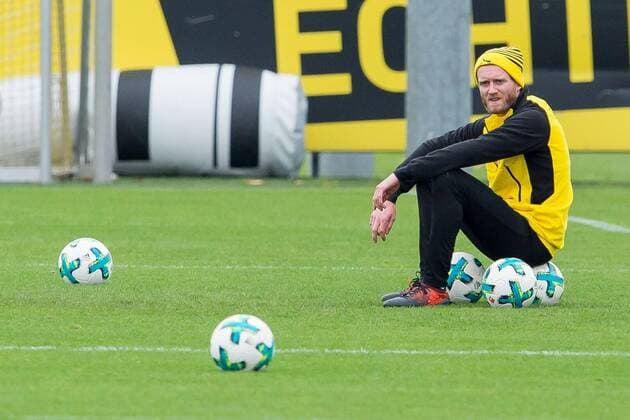 Dortmund, Germany, 2017-10-22, Training BV Borussia Dortmund, BVB, Andre Schuerrle (BVB) gestikuliert, sitzt auf einen ball ( DeFodi001