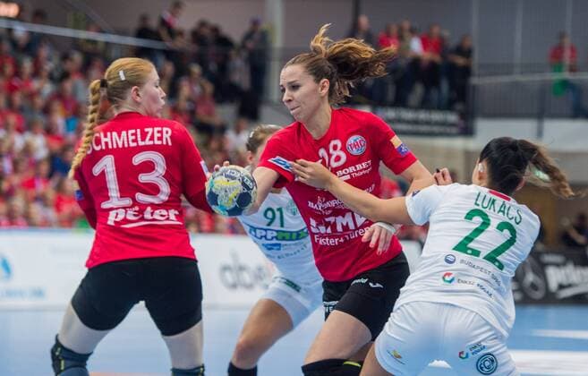 22-10-2017 Nordhausen Handball 3. Spiel in der Champions - League Frauen Thüringer HC : FTC Rail Cargo Hungary v.l.Meike Schmelzer 13(Thueringer HC), Iveta Luzumova 18(Thueringer HC ) und Victoria Lukacs 22 ( FTC Rail Cargo Hungary )