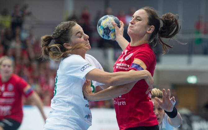 22-10-2017 Nordhausen Handball 3. Spiel in der Champions - League Frauen Thüringer HC : FTC Rail Cargo Hungary v.l. Zita Szucsanzki 08 ( FTC Rail Cargo Hungary ) undKerstin Wohlbold 31 (Thueringer HC)