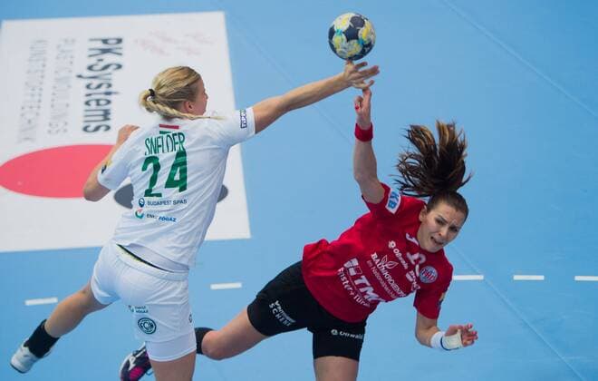 22-10-2017 Nordhausen Handball 3. Spiel in der Champions - League Frauen Thüringer HC : FTC Rail Cargo Hungary v.l.Danick Snelder 24 ( FTC Rail Cargo Hungary ) und Iveta Luzumova 18(Thueringer HC )