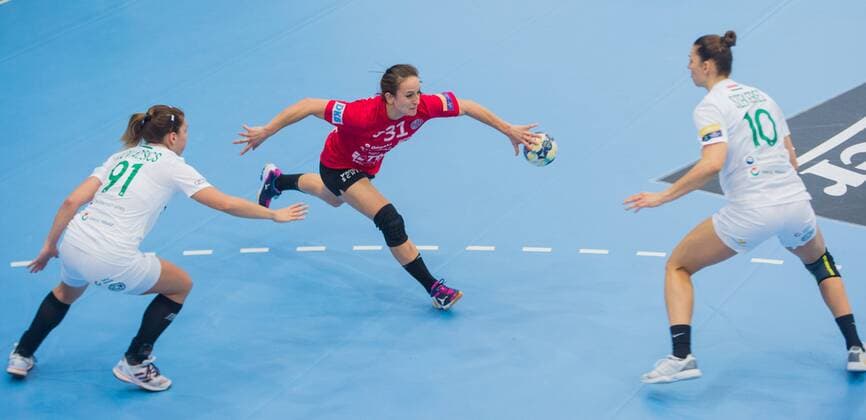 22-10-2017 Nordhausen Handball 3. Spiel in der Champions - League Frauen Thüringer HC : FTC Rail Cargo Hungary v.l.Aniko Kovacsics 91 ( FTC Rail Cargo Hungary ) , Kerstin Wohlbold 31 (Thueringer HC) und Klara Szekeres 10 ( FTC Rail Cargo Hungary )