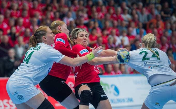 22-10-2017 Nordhausen Handball 3. Spiel in der Champions - League Frauen Thüringer HC : FTC Rail Cargo Hungary v.l.Rea Reka Meszaros 14 ( FTC Rail Cargo Hungary ) ,Meike Schmelzer 13(Thueringer HC), Lydia Jakubisova 28 (Thueringer HC) und Danick Snelder 24 ( FTC Rail Cargo Hungary )
