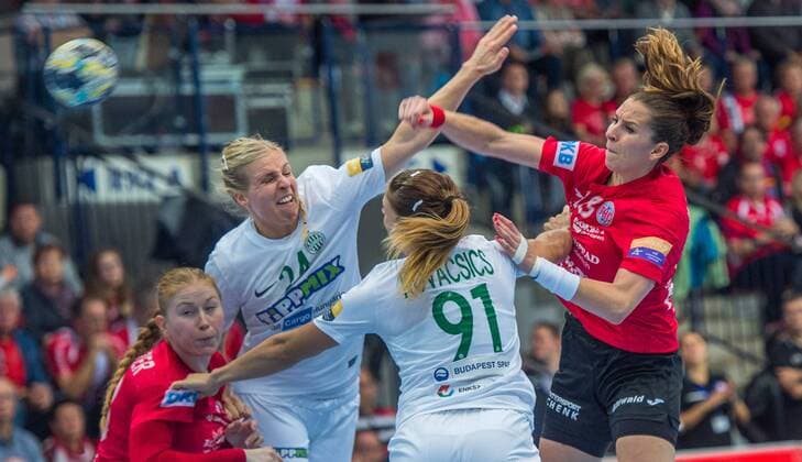 22-10-2017 Nordhausen Handball 3. Spiel in der Champions - League Frauen Thüringer HC : FTC Rail Cargo Hungary v.l.Meike Schmelzer 13(Thueringer HC), Danick Snelder 24 ( FTC Rail Cargo Hungary ) , Aniko Kovacsics 91 ( FTC Rail Cargo Hungary ) und Iveta Luzumova 18(Thueringer HC )