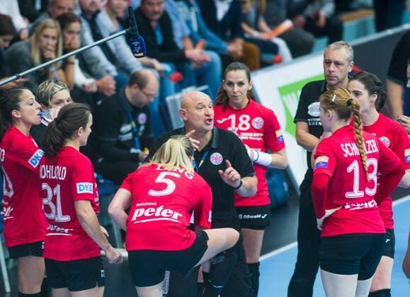 22-10-2017 Nordhausen Handball 3. Spiel in der Champions - League Frauen Thüringer HC : FTC Rail Cargo Hungary Trainer Herbert Müller 99(Thueringer HC) und die Mannschaft.
