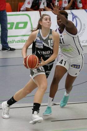 Göttingen, Felix-Klein-Gymnasium, 22.10.17, Basketball, DBBL, 1. Bundesliga, Saison 2017 18, 6. Spieltag, BG 74 Veilchen Ladies Göttingen gegen TH Wohnbau Angels Nördlingen Bild: 15 Luisa Geiselsöder (TH Wohnbau Angels Nördlingen; links, mit Ball), 41 Verdine Warner (BG 74 Veilchen Ladies; rechts)