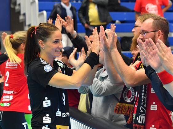 Myrthe Schoot (Dresden) klatscht mit den Fans ab, Dresdner SC gegen USC Münster, Volleyball, 1. Bundesliga Frauen, 1. Liga, Margon Arena Dresden Bodenbacher Straße, DSC, Saison 2017 2018, 22.10.2017,