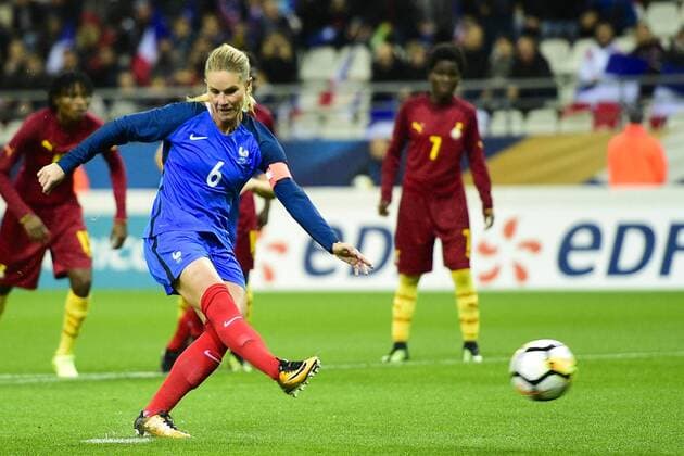 penalty d Amandine Henry France FOOTBALL France vs Ghana feminine amical Reims 23 10 2017 JBAutissier Panoramic 