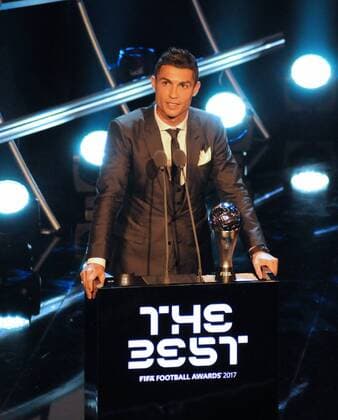 (171024) -- LONDON, Oct. 24, 2017 -- Real Madrid s Cristiano Ronaldo wins The Best FIFA Men s Player Award during the Best FIFA Football Awards 2017 in London, Britain, Oct. 23, 2017. ) (SP)BRITAIN-LONDON-THE BEST FIFA FOOTBALL AWARDS 2017 WangxZijiang 