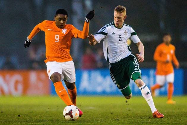 ALPEN AAN DEN RIJN - Nederland onder 18 - Noord Ierland onder 18 , Voetbal, vriendschappelijk , Sportpark Zegersloot , Seizoen 2014 2015 , 26-03-2015 , Oranje onder 18 speler Steven Bergwijn (l) Noord Ierland speler Michael Newberry (r) nederland - noord ierland