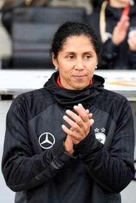Bundestrainerin Steffi Jones (GER). Deutschland, Grossaspach: Fussball, Nationalmannschaft Frauen, WM-Qualifikation: Deutschland vs Faeroer am 24.10.2017, mechatronik-Arena.