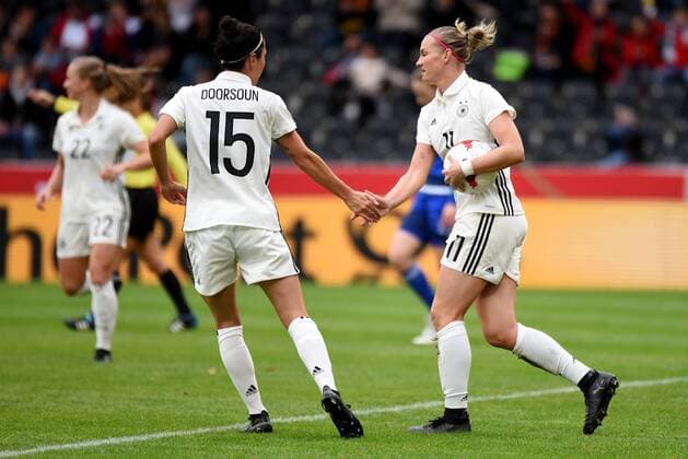 Torjubel der Torschuetzin Alexandra Popp(GER). Deutschland, Grossaspach: Fussball, Nationalmannschaft Frauen, WM-Qualifikation: Deutschland vs Faeroer am 24.10.2017, mechatronik-Arena.