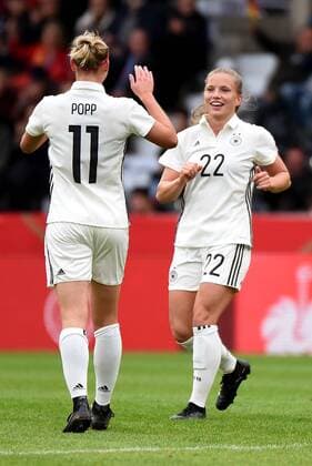 Torjubel der Torschuetzin Tabea Kemme (GER), Alexandra Popp (GER) gratuliert. Deutschland, Grossaspach: Fussball, Nationalmannschaft Frauen, WM-Qualifikation: Deutschland vs Faeroer am 24.10.2017, mechatronik-Arena.