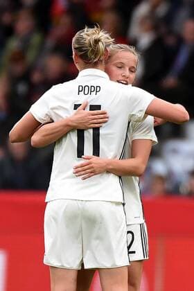 Torjubel der Torschuetzin Tabea Kemme (GER), Alexandra Popp (GER). Deutschland, Grossaspach: Fussball, Nationalmannschaft Frauen, WM-Qualifikation: Deutschland vs Faeroer am 24.10.2017, mechatronik-Arena.