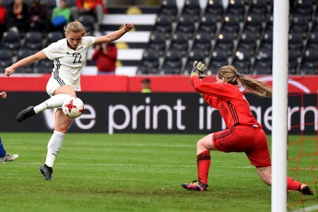 Tabea Kemme (GER) erzielt das 3:0, Torhüterin Monika Biskopstö (FRO). Deutschland, Grossaspach: Fussball, Nationalmannschaft Frauen, WM-Qualifikation: Deutschland vs Faeroer am 24.10.2017, mechatronik-Arena.
