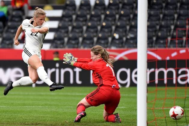 Bilder des Tages - SPORT Tabea Kemme (GER) erzielt das 3:0, Torhüterin Monika Biskopstö (FRO). Deutschland, Grossaspach: Fussball, Nationalmannschaft Frauen, WM-Qualifikation: Deutschland vs Faeroer am 24.10.2017, mechatronik-Arena.