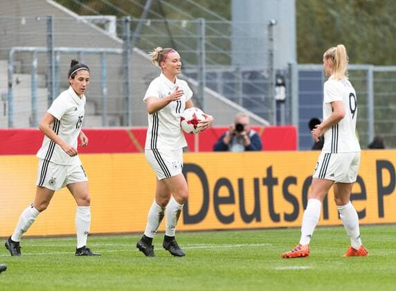 Tor zum 1:0 durch Popp (DFB 11), Deutschland gegen Faeroer, Fussball, Damen, WM Qualifikation, Grossaspach, 24.10.2017, Grossaspach Copyright: xWalther xEibner-Pressefotox EP_swr
