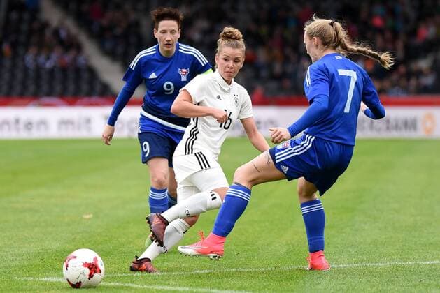 Rannva Biskopsto Andreasen (FRO), Linda Dallmann (GER), Asla Johannesen (FRO). Deutschland, Grossaspach: Fussball, Nationalmannschaft Frauen, WM-Qualifikation: Deutschland vs Faeroer am 24.10.2017, mechatronik-Arena.