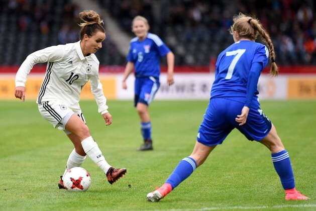 Lina Magull (GER), Asla Johannesen (FRO). Deutschland, Grossaspach: Fussball, Nationalmannschaft Frauen, WM-Qualifikation: Deutschland vs Faeroer am 24.10.2017, mechatronik-Arena.