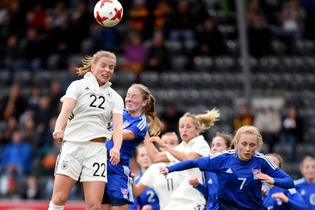 Tabea Kemme (GER), Asla Johannesen (FRO). Deutschland, Grossaspach: Fussball, Nationalmannschaft Frauen, WM-Qualifikation: Deutschland vs Faeroer am 24.10.2017, mechatronik-Arena.