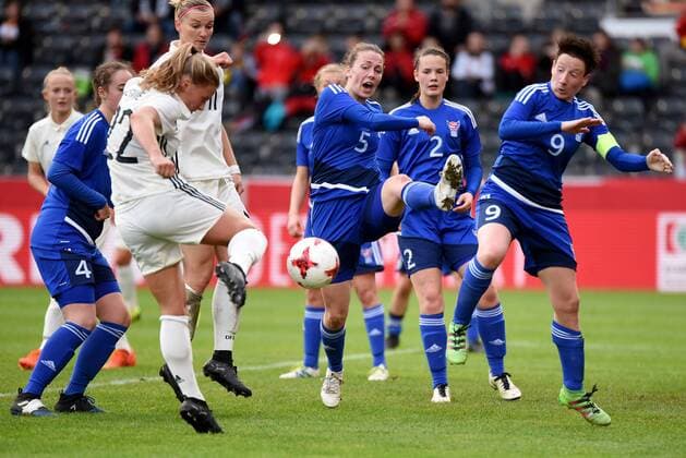 Tabea Kemme (GER), Alexandra Popp (GER), Susanna Maria Hansen (FRO), Birita Nielsen Bergsdottir (FRO), Rannva Biskopsto Andreasen (FRO). Deutschland, Grossaspach: Fussball, Nationalmannschaft Frauen, WM-Qualifikation: Deutschland vs Faeroer am 24.10.2017, mechatronik-Arena.