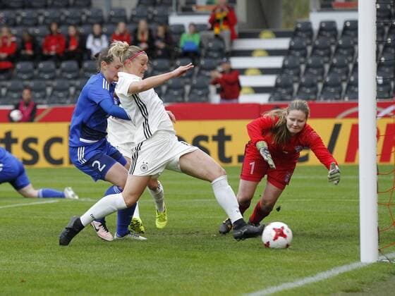 Alexandra Popp (GER) erzielt das Tor um 1:0 für Deutschland. Rechts Monika Biskopstö (FRO) . Deutschland -Färöer . Fussball-Länderspiel Frauen 2017, WM-Qualifikation . Großaspach, GER,24.10.2017 ,