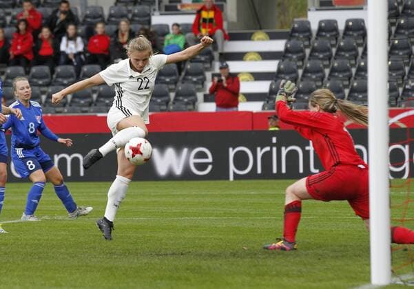 Tabea Kemme (li, GER) erzielt das Tor zum 3:0 für Deutschland). Rechts Monika Biskopstö (FRO) . Deutschland -Färöer . Fussball-Länderspiel Frauen 2017, WM-Qualifikation . Großaspach, GER,24.10.2017 ,
