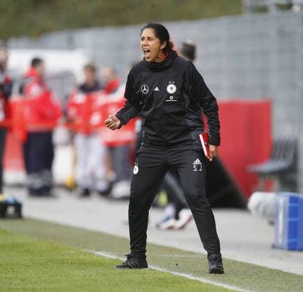 Jubel Bundestrainerin Steffi Jones (GER) . Deutschland -Färöer . Fussball-Länderspiel Frauen 2017, WM-Qualifikation . Großaspach, GER,24.10.2017 ,