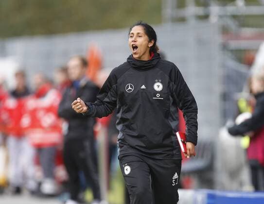 Jubel Bundestrainerin Steffi Jones (GER) . Deutschland -Färöer . Fussball-Länderspiel Frauen 2017, WM-Qualifikation . Großaspach, GER,24.10.2017 ,