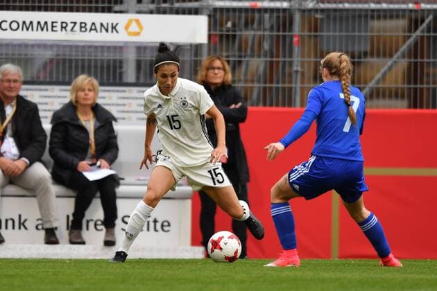Zweikampf Sara Doorsoun (Deutschland , Germany , DFB )(15) mit Asla Johannesen (Färöer) (7), Fussball, WM 2019 - Qualifikation Deutschland - Färöer,