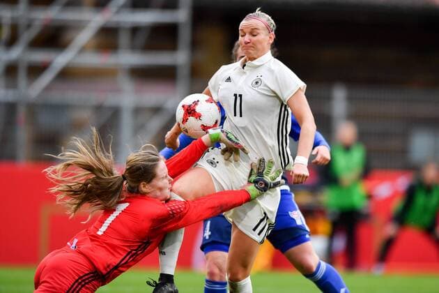 Alexandra Popp (Deutschland , Germany , DFB ) (11) - Monika Biskopstö (Färöer) (1) kommt zu spät und knallt gegen das Knie, Fussball, WM 2019 - Qualifikation Deutschland - Färöer,