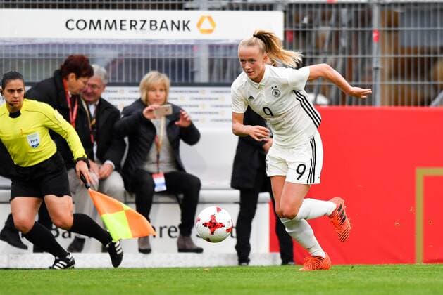 Lea Schüller (Deutschland , Germany , DFB ) (9) im Vorwärtslauf, Fussball, WM 2019 - Qualifikation Deutschland - Färöer,