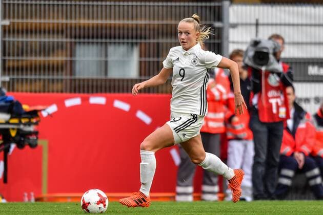 Lea Schüller (Deutschland , Germany , DFB ) (9) mit Ball an der Seitenlinie, Fussball, WM 2019 - Qualifikation Deutschland - Färöer,