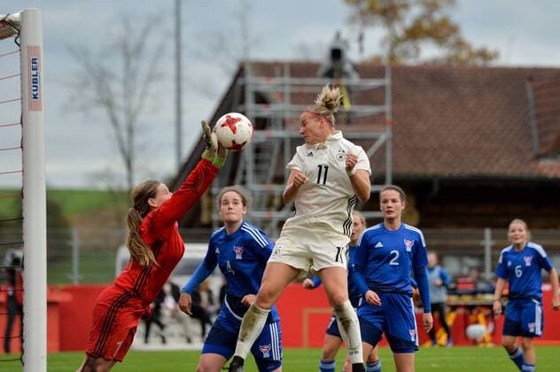 Monika Biskopstö (Färöer) (1) klatscht den Ball zu Alexandra Popp (Deutschland , Germany , DFB ) (11), Fussball, WM 2019 - Qualifikation Deutschland - Färöer,
