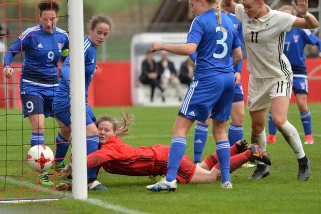 Bilder des Tages - SPORT Monika Biskopstö (Färöer) (1) versucht alles um den Ball noch zu retten vor dem 6:0, Fussball, WM 2019 - Qualifikation Deutschland - Färöer,