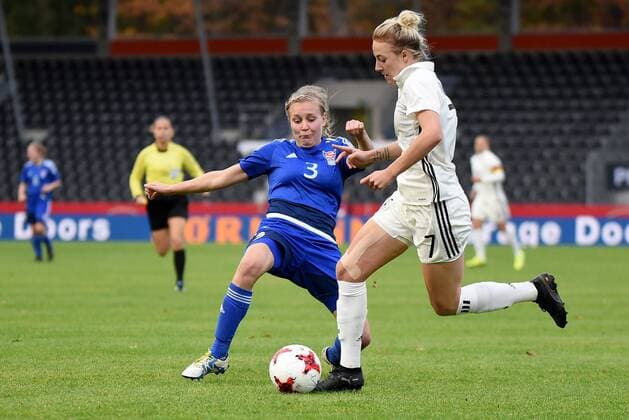 Brina Mikkelsen Tummasardottir (FRO), Carolin Simon (GER). Deutschland, Grossaspach: Fussball, Nationalmannschaft Frauen, WM-Qualifikation: Deutschland vs Faeroer am 24.10.2017, mechatronik-Arena.