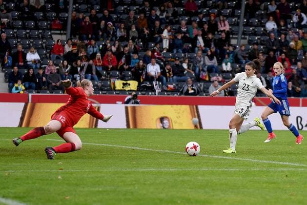 Hasret Kayikci (GER) erzielt das 8:0, Torhüterin Anna Hansen Sunadottir (FRO). Deutschland, Grossaspach: Fussball, Nationalmannschaft Frauen, WM-Qualifikation: Deutschland vs Faeroer am 24.10.2017, mechatronik-Arena.