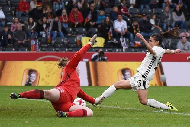 Hasret Kayikci (GER) erzielt das 8:0, Torhüterin Anna Hansen Sunadottir (FRO). Deutschland, Grossaspach: Fussball, Nationalmannschaft Frauen, WM-Qualifikation: Deutschland vs Faeroer am 24.10.2017, mechatronik-Arena.