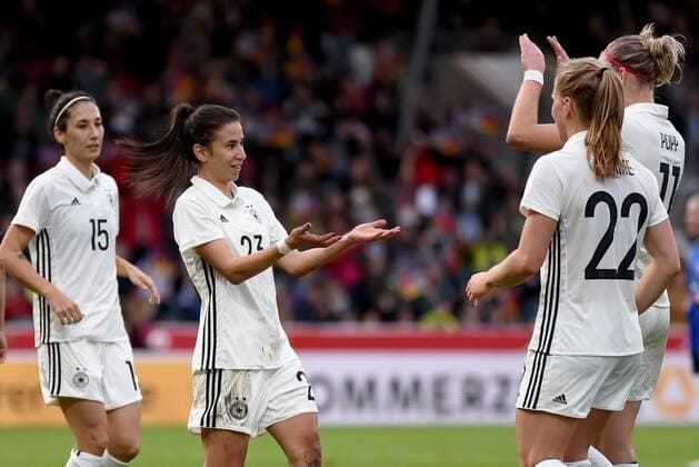 Torjubel der Torschuetzin Hasret Kayikci (GER), Jubel und Freude bei Tabea Kemme (GER) und Alexandra Popp(GER). Deutschland, Grossaspach: Fussball, Nationalmannschaft Frauen, WM-Qualifikation: Deutschland vs Faeroer am 24.10.2017, mechatronik-Arena.