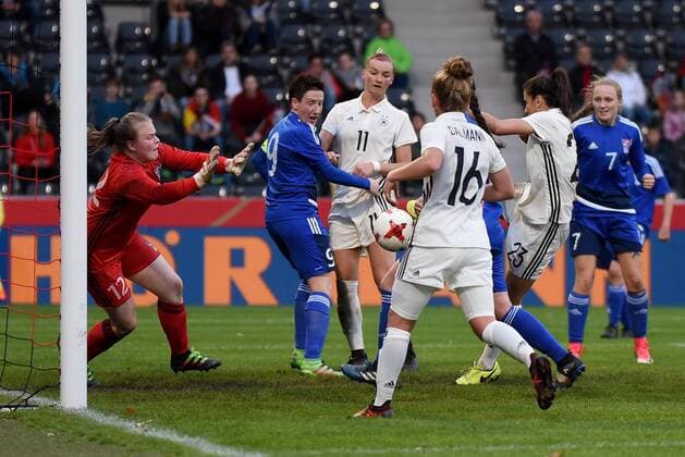 Hasret Kayikci (GER) erzielt da 9:0, Torhüterin Anna Hansen Sunadottir (FRO), Rannva Biskopsto Andreasen (FRO), Alexandra Popp(GER), Linda Dallmann (GER), Asla Johannesen (FRO). Deutschland, Grossaspach: Fussball, Nationalmannschaft Frauen, WM-Qualifikation: Deutschland vs Faeroer am 24.10.2017, mechatronik-Arena.