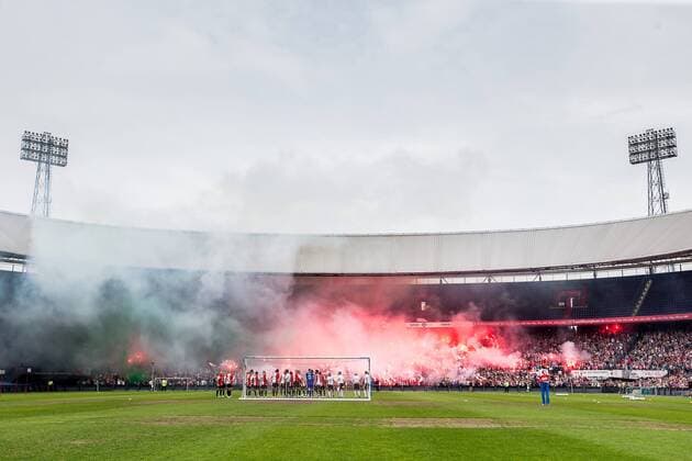 ROTTERDAM - Eerste training van Feyenoord , voetbal , seizoen 2015-2016 , Stadion De Kuip , 28-06-2015 ,Sfeerbeeld overzicht van de spelers op het veld met het massale vuurwerk op de achtergrond eerste training feyenoord