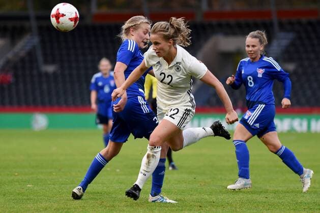 Tabea Kemme (GER), Brina Mikkelsen Tummasardottir (FRO), Eyovor Klakstein (FRO). Deutschland, Grossaspach: Fussball, Nationalmannschaft Frauen, WM-Qualifikation: Deutschland vs Faeroer am 24.10.2017, mechatronik-Arena.