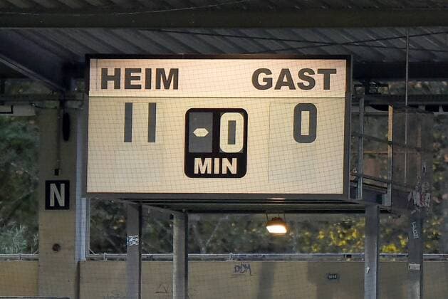 Feature, das Endergebnis auf der Anzeigentafel 11:0, das Dorf wurde heute mit Heim überklebt. Deutschland, Grossaspach: Fussball, Nationalmannschaft Frauen, WM-Qualifikation: Deutschland vs Faeroer am 24.10.2017, mechatronik-Arena.