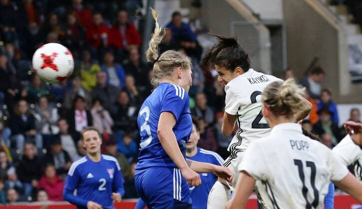 Aspach , Fußball Länderspiel Frauen WM Qualifikation , Deutschland vs. Färöer , Tor zum 11 : 0 , von links: Birna Mikkelsen Tummasarsdottir ( FÄR ) Torschützin Hasret Kayikce ( GER )